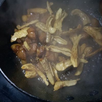 烧肉炒鸡腿菇的做法步骤：5