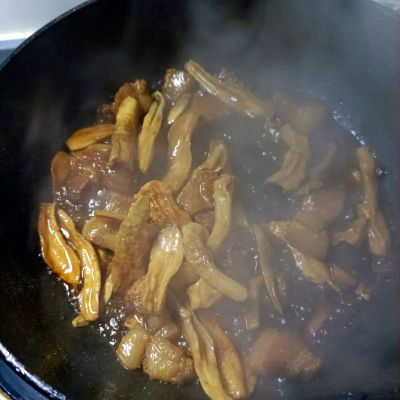 烧肉炒鸡腿菇的做法步骤：7