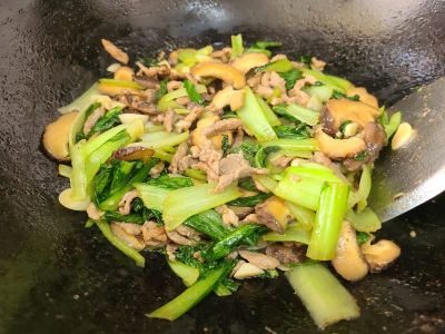 青菜花菇炒肉丝的做法步骤：8