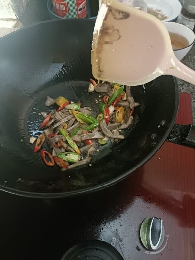 蒜苗炒牛肉的做法步骤：3