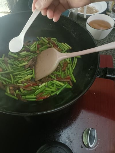 蒜苗炒牛肉的做法步骤：5