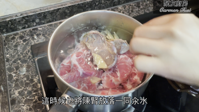 西洋菜金羅漢果陳腎排骨湯的做法步骤：3