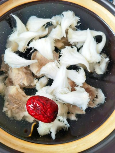 猴头菇板粟排骨汤的做法步骤：4