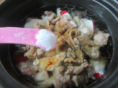 红皮萝卜牛杂煲的做法步骤：6