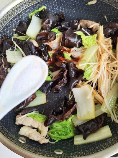腐竹白菜炖肉的做法步骤：9