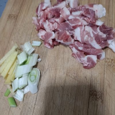 奶白菜花肉炖粉条的做法步骤：3