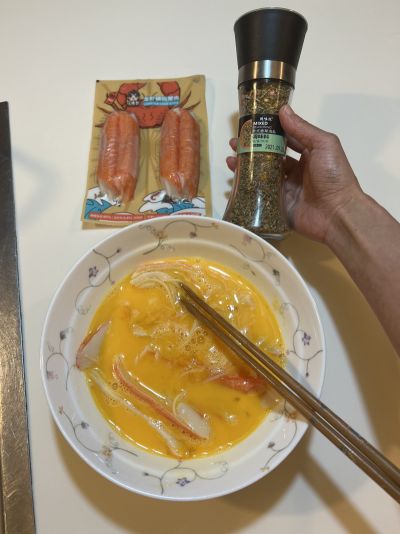 蟹肉棒炒蛋的做法步骤：1