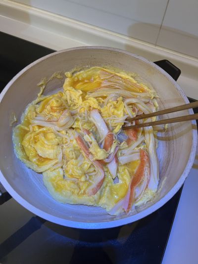 蟹肉棒炒蛋的做法步骤：3