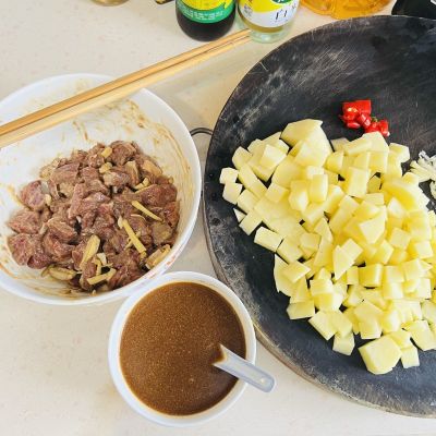 超级下饭菜的 | 黑椒牛肉粒炖土豆粒的做法步骤：2
