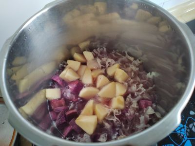 紫薯苹果银耳羹的做法步骤：4