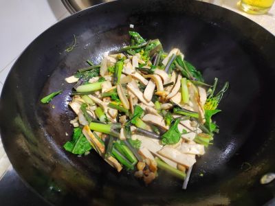 豆干炒红菜苔的做法步骤：3