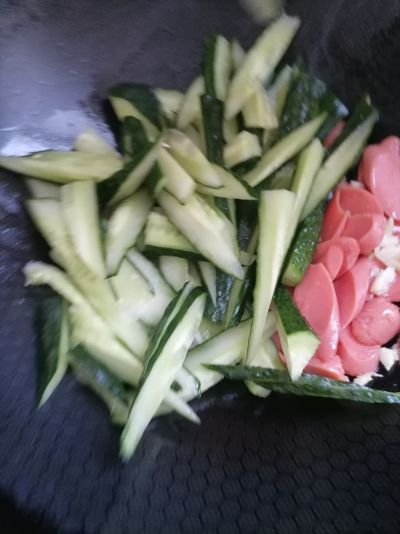 火腿肠炒黄瓜的做法步骤：4