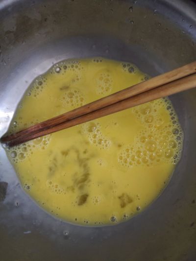 西红柿香芹叶炒鸡蛋的做法步骤：3