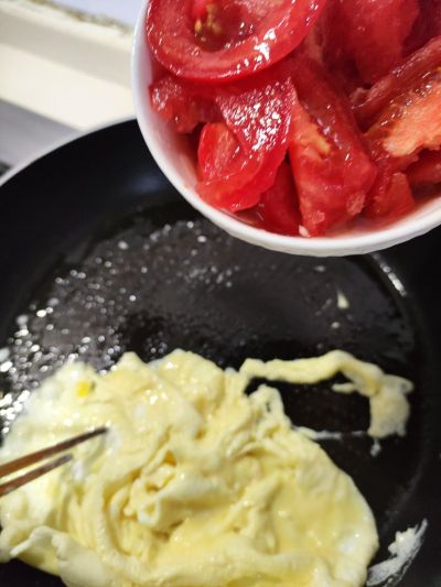 西红柿香芹叶炒鸡蛋的做法步骤：5