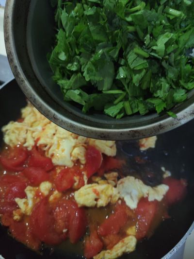 西红柿香芹叶炒鸡蛋的做法步骤：6