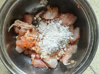 豌豆鸡丁的做法步骤：2
