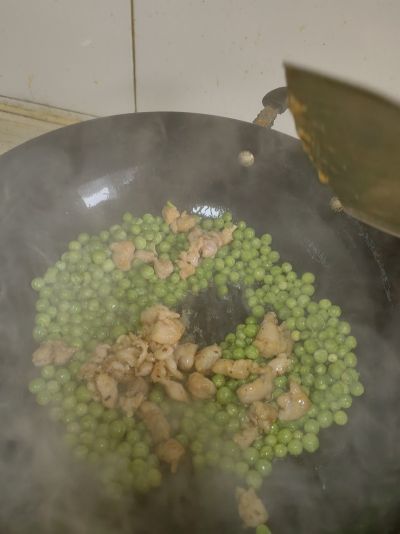 豌豆鸡丁的做法步骤：7