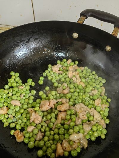 豌豆鸡丁的做法步骤：9