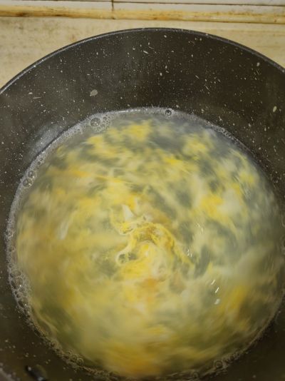 蛋花儿菜叶汤的做法步骤：1