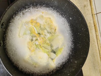 蛋花儿菜叶汤的做法步骤：2