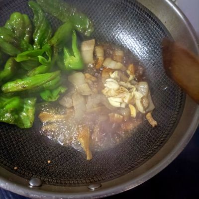 猪肉炒薄皮辣椒的做法步骤：12