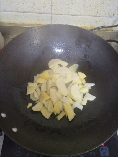 土豆片炒辣子的做法步骤：2