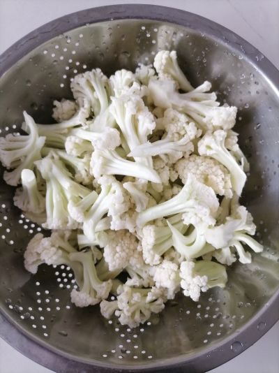 炒菜花的做法步骤：2