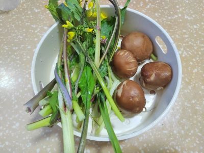 香菇炒红菜苔的做法步骤：1
