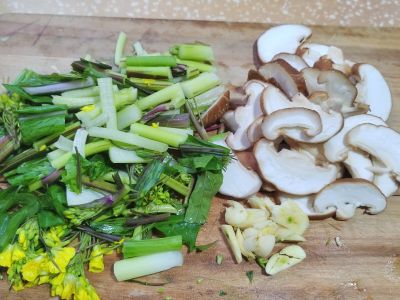 香菇炒红菜苔的做法步骤：2