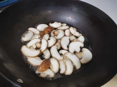 香菇炒红菜苔的做法步骤：3