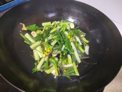 香菇炒红菜苔的做法步骤：4