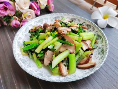 香菇炒红菜苔的做法步骤：6