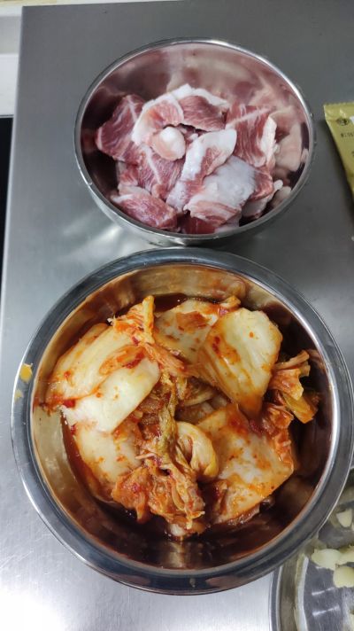 朝鲜泡菜芝士炒年糕的做法步骤：2