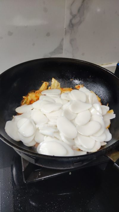 朝鲜泡菜芝士炒年糕的做法步骤：8