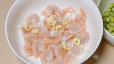 虾仁炒饭的做法步骤：1