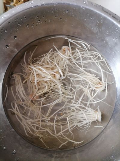 猪油渣炒橘子皮的做法步骤：2