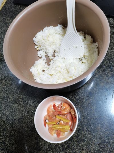 鲜虾咸粥的做法步骤：1