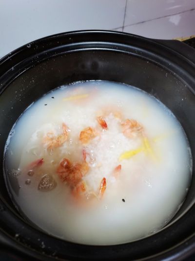 鲜虾咸粥的做法步骤：3