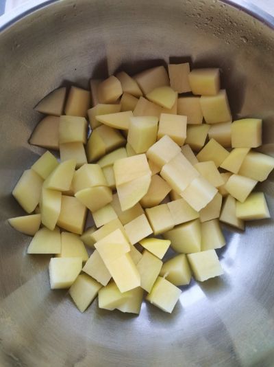 土豆烧豆腐的做法步骤：1