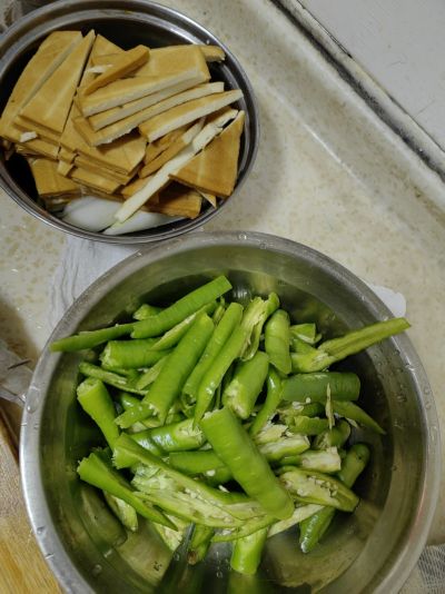 青椒豆干爆鲜虾的做法步骤：1