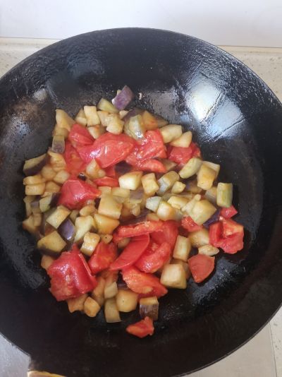西红柿尖椒烧茄子的做法步骤：4