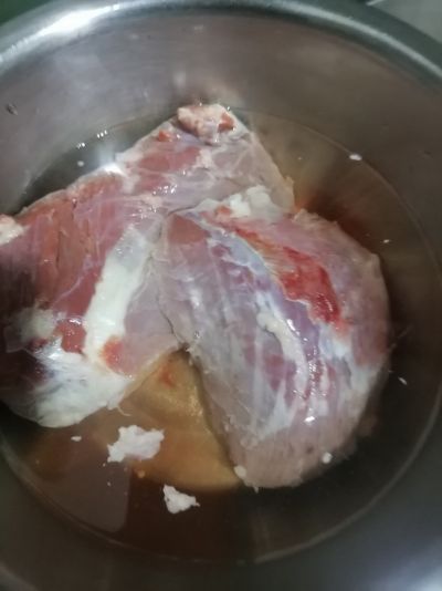 家常卤牛肉的做法步骤：1