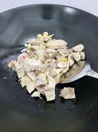 紫苏炒鸡肉的做法步骤：5