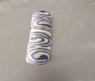 蝶豆花粉双色花样面包的做法步骤：9