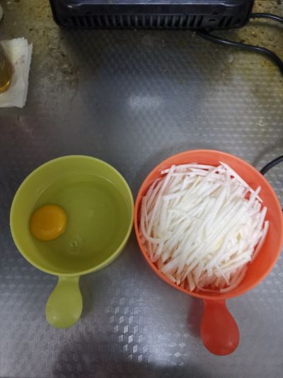 鸡蛋萝卜丝汤的做法步骤：2