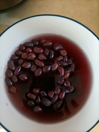 莲藕黑花生排骨汤的做法步骤：1