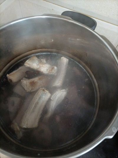 莲藕黑花生排骨汤的做法步骤：5