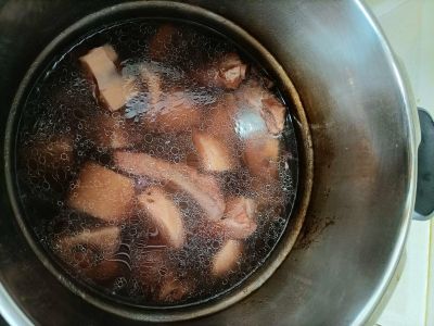 莲藕黑花生排骨汤的做法步骤：6