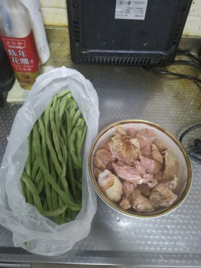 豆角炒肉的做法步骤：1