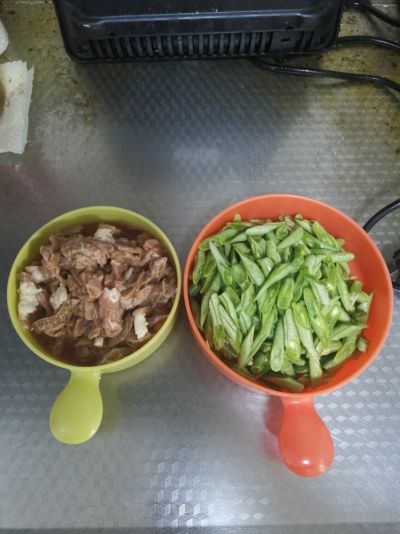 豆角炒肉的做法步骤：4